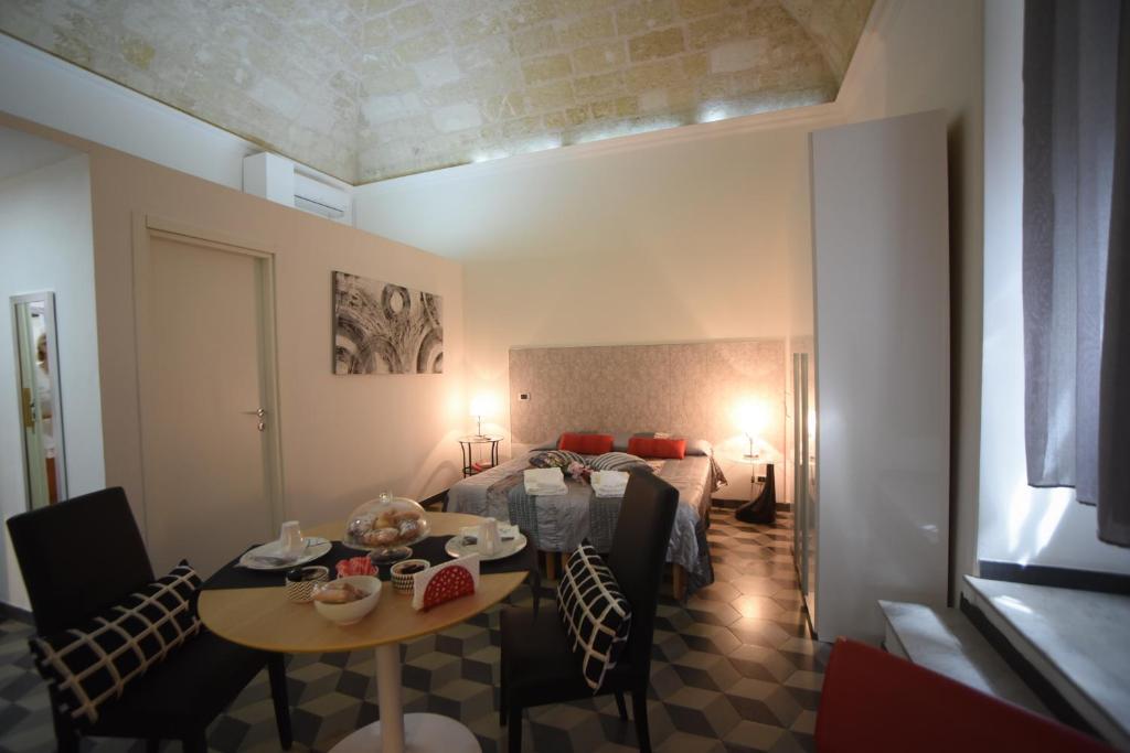 una camera con letto e tavolo e una camera con letto di Da Noi Due a Taranto
