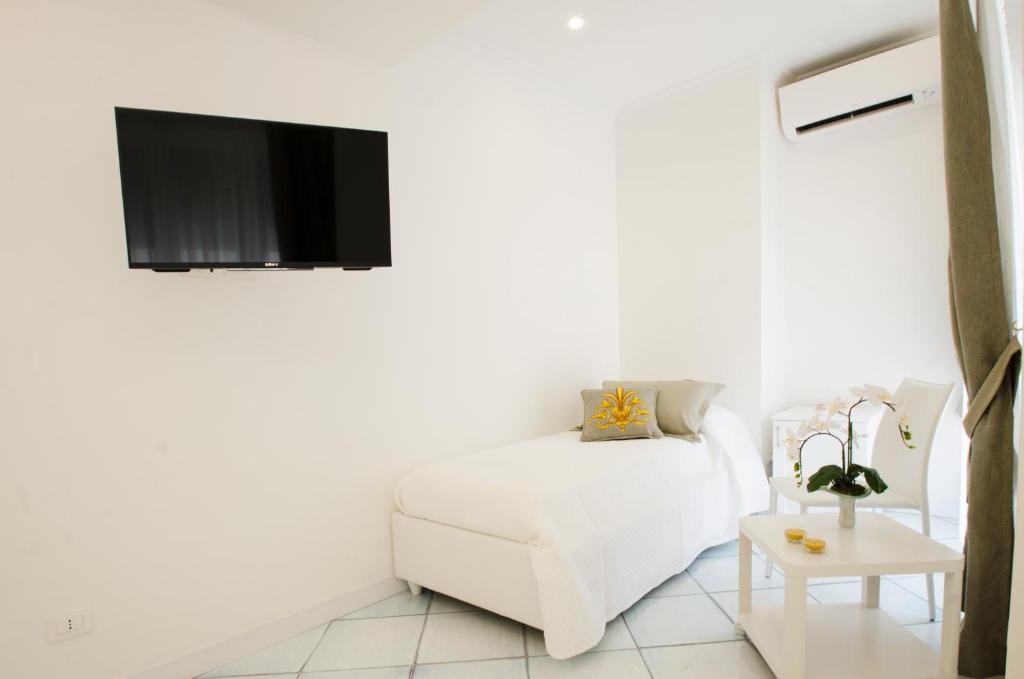 A television and/or entertainment centre at B&B Maiori Luxury