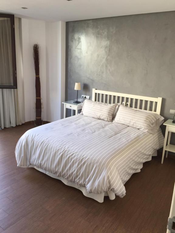 コルドバにあるBoulevard Suite Cordobaのベッドルーム1室(白い大型ベッド1台、テーブル2台付)