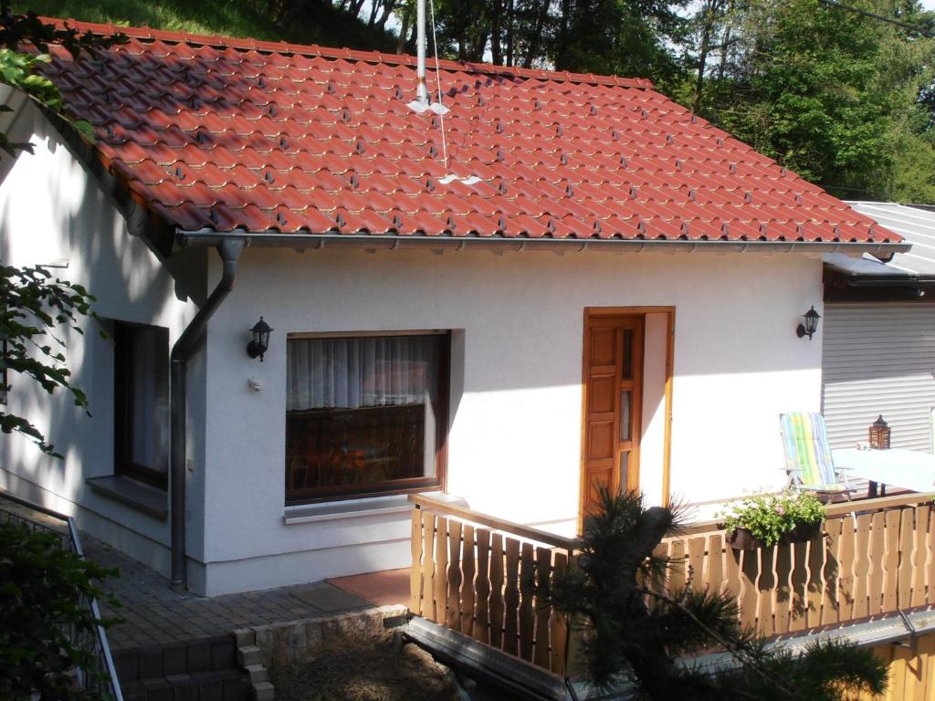 una piccola casa bianca con tetto rosso di Ferienwohnung-in-schoenster-Lage a Baar