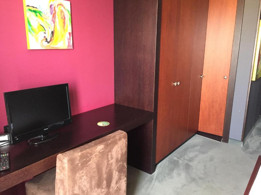 TV a/nebo společenská místnost v ubytování Icon Hotel