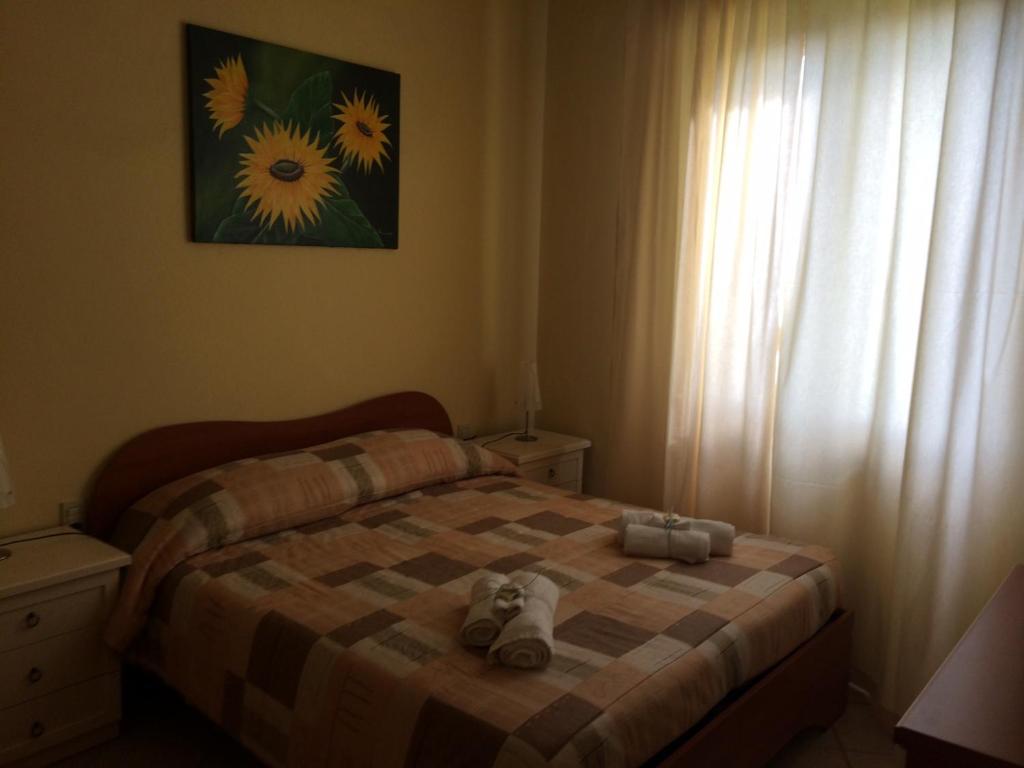 Hotel Le 3 Fonti في لورو تْشووفينّا: غرفة نوم مع سرير مع اثنين من الحيوانات المحشوة عليه