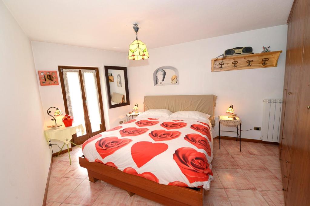 テムにあるLa casa del cuoreのベッドルーム1室(赤いバラのベッド1台付)