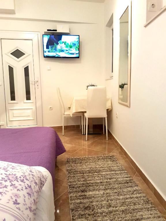 TV a/nebo společenská místnost v ubytování Room Ivana with private bathroom - Center of Split