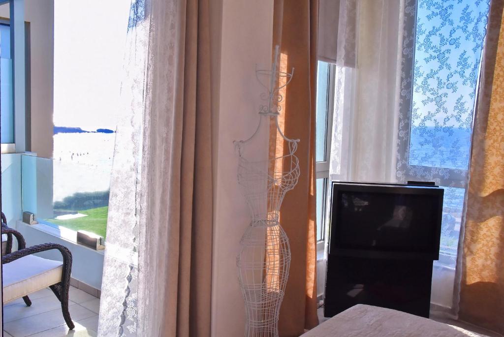 Telewizja i/lub zestaw kina domowego w obiekcie Sea View Beachfront Villa Maria