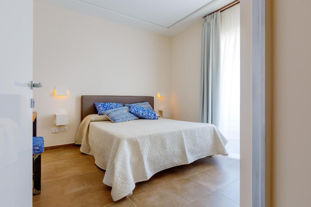 - une chambre avec un lit doté d'oreillers bleus dans l'établissement Santa Maria Vecchia Relais, à Vico Equense