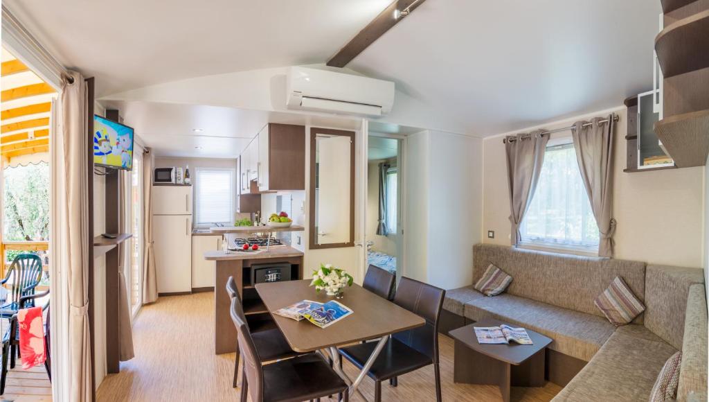 Kuchyň nebo kuchyňský kout v ubytování Camping Village Du Parc