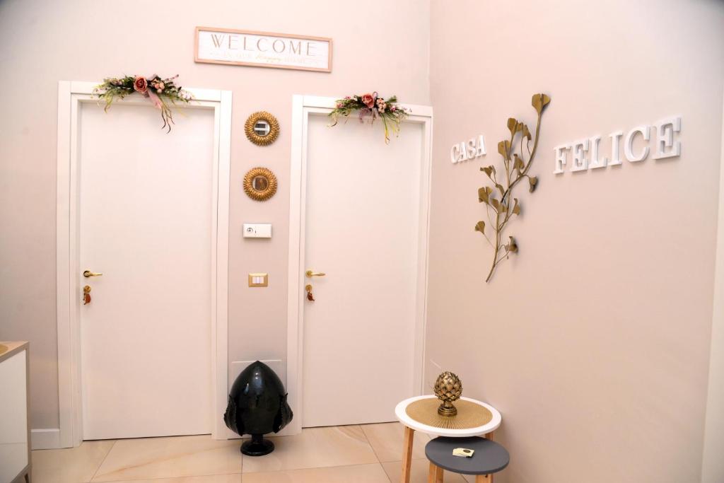 ターラントにあるCASA FELICE Suite Roomの花の壁の部屋のドア2つ