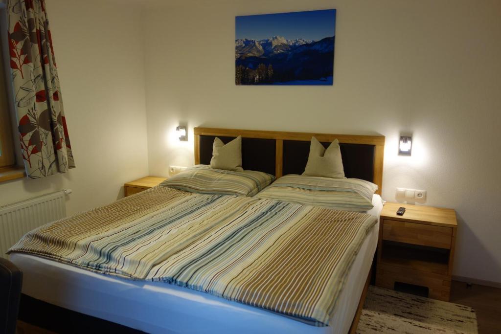 Gasthof Dietrichshorn في أونكن: غرفة نوم بسرير كبير مع مواقف ليلتين