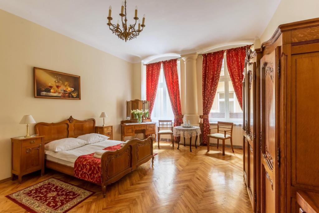 sypialnia z łóżkiem, stołem i krzesłami w obiekcie Aparthotel Camea w Krakowie