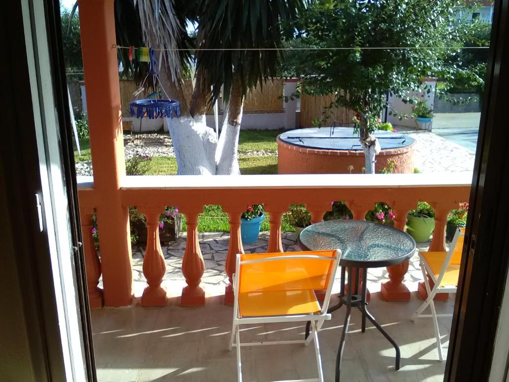 vista su un patio con tavolo e sedie di Armonia Studios ad Agios Georgios
