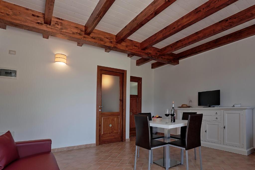 Een TV en/of entertainmentcenter bij Agriturismo Casale Degli Ulivi Alghero

