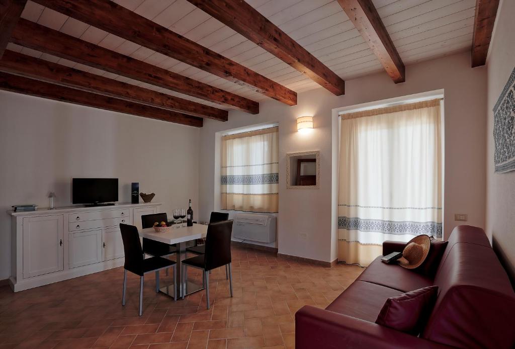 Een TV en/of entertainmentcenter bij Agriturismo Casale Degli Ulivi Alghero
