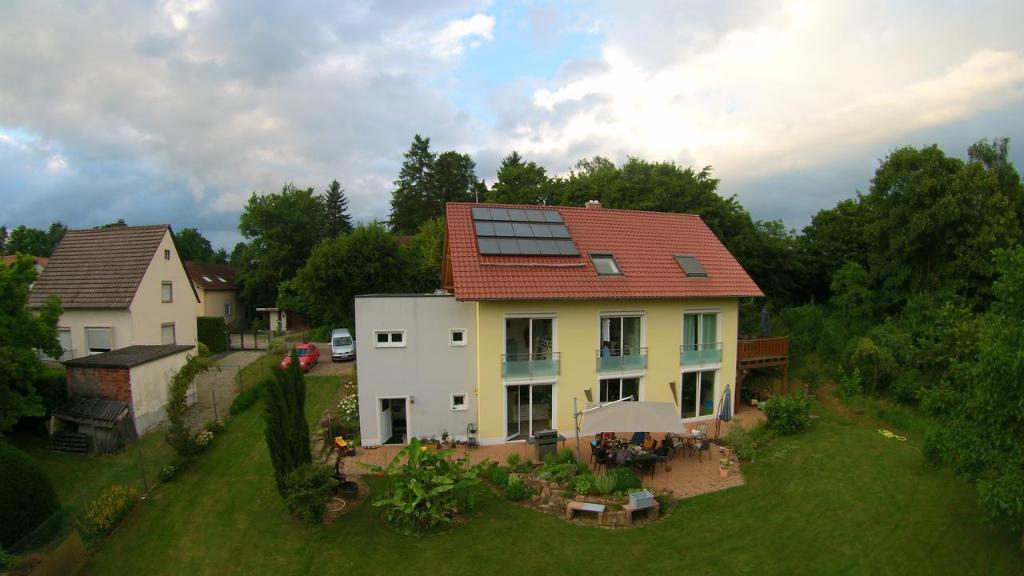 una casa con paneles solares en el techo en Ferienwohnung Kästle, en Bad Bergzabern