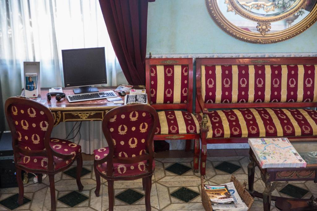 a room with a desk with a computer and chairs at Hotel Giulietta e Romeo in Casal Palocco