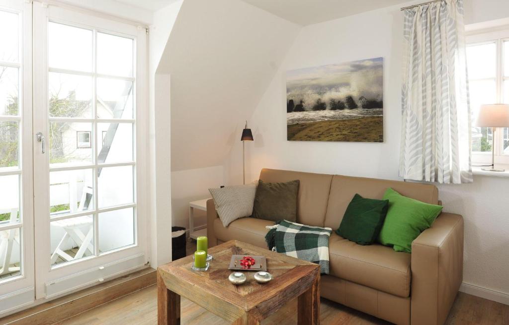 ein Wohnzimmer mit einem Sofa und einem Tisch in der Unterkunft App. Buhne in Westerland