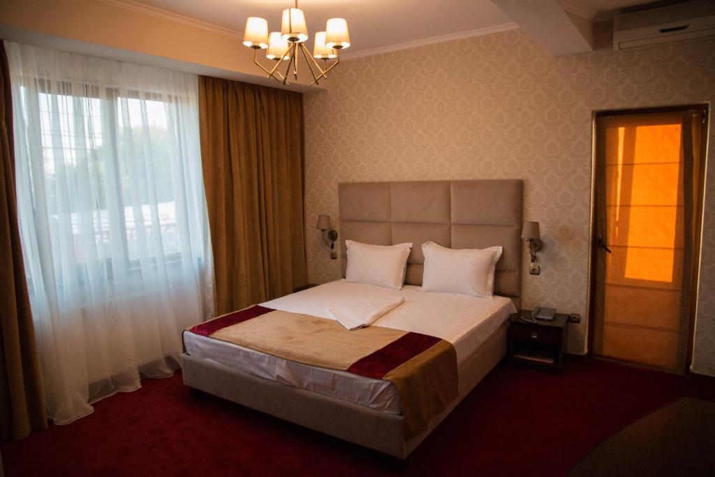 Postel nebo postele na pokoji v ubytování Hotel Ioana