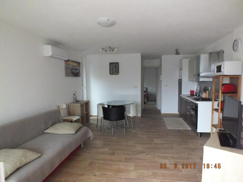 Kuchyň nebo kuchyňský kout v ubytování Apartments More