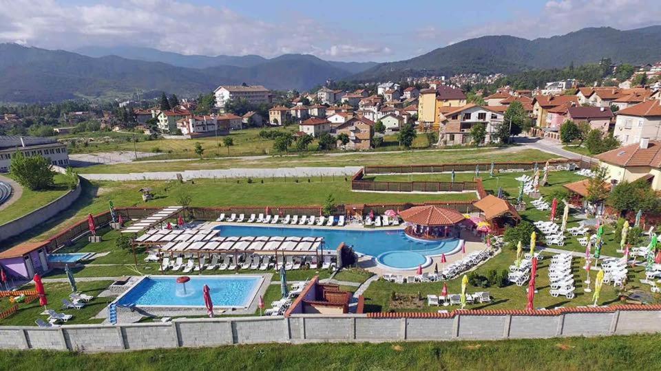 uma vista aérea de um resort com uma piscina em Guest House Velisto em Velingrad