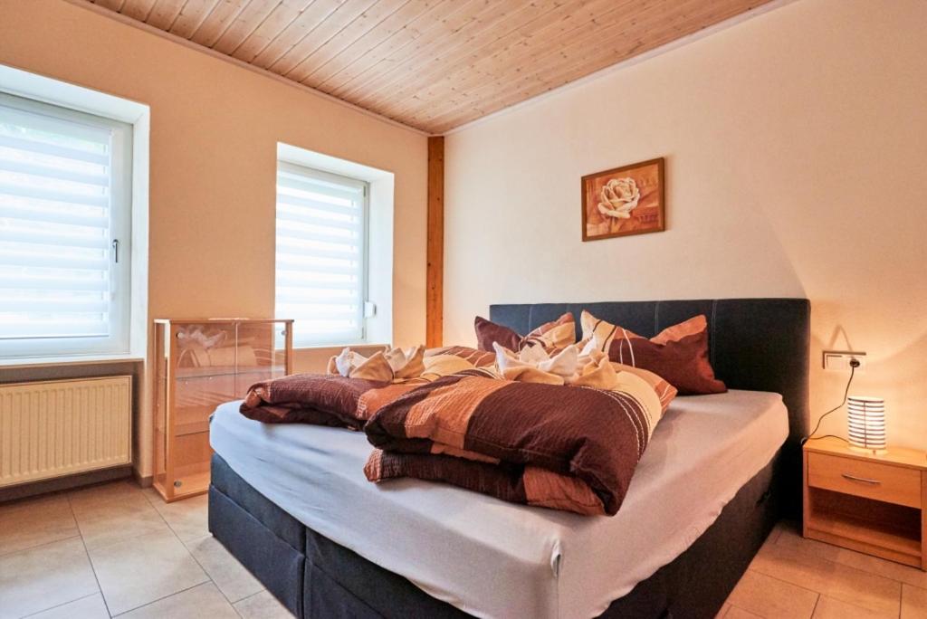 ein Schlafzimmer mit einem großen Bett in einem Zimmer in der Unterkunft Cafe Rosi Ferienwohnung in Bernkastel-Kues