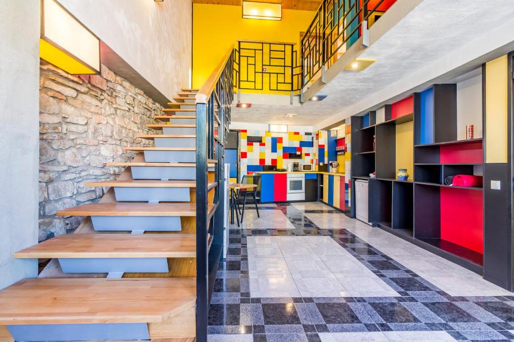 klatka schodowa w pokoju z kolorowymi ścianami i podłogami w obiekcie House Mondrian w mieście Vodnjan