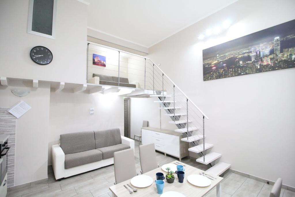 - un salon avec un escalier et un canapé dans l'établissement Modern Loft Apartment, à Rome