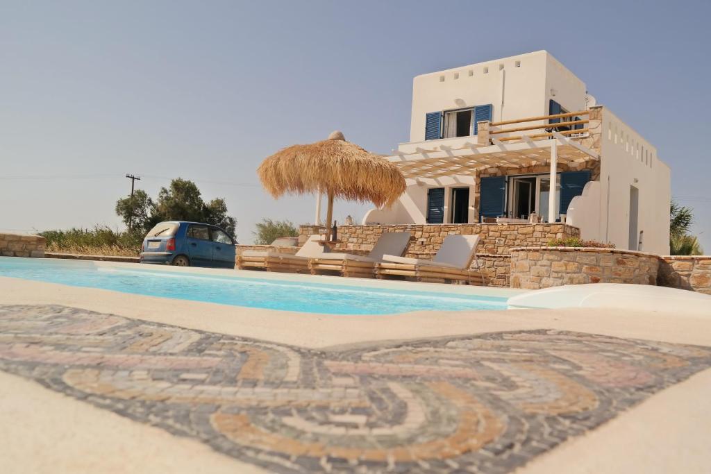 une villa avec une piscine et une maison dans l'établissement Villa Mozaik, à Plaka