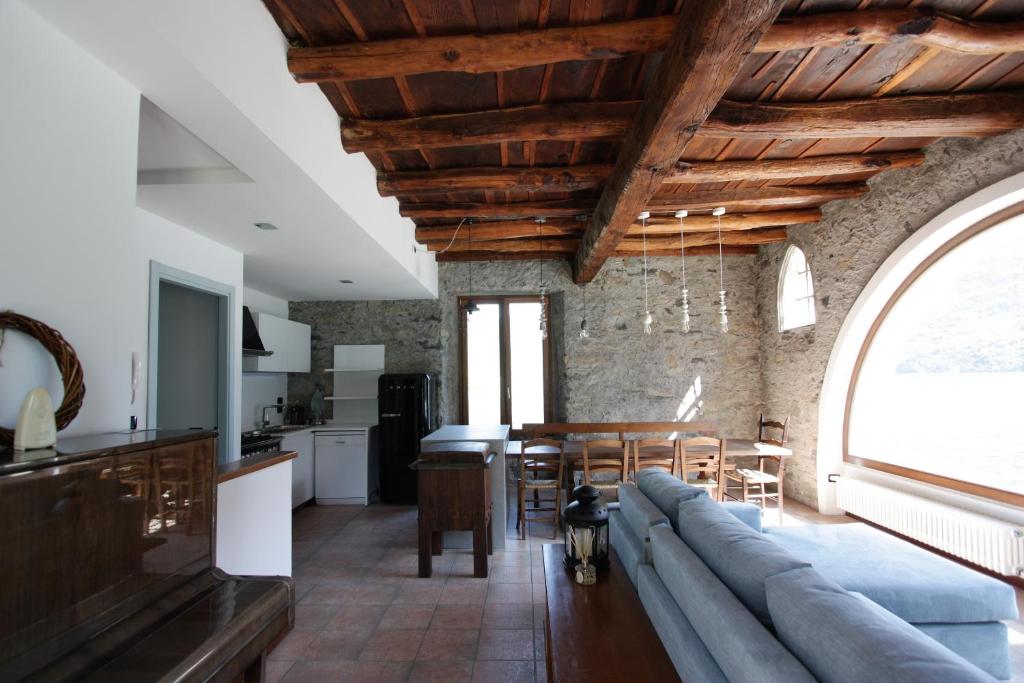 Kuchyň nebo kuchyňský kout v ubytování House on the lake shore of Laglio