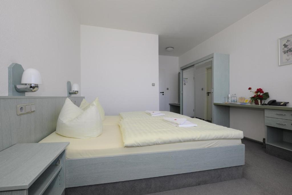 Postel nebo postele na pokoji v ubytování WAGNERS Sporthotel Oberhof