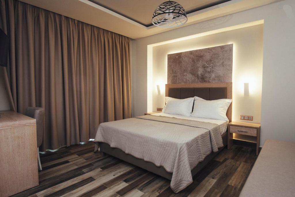 Кровать или кровати в номере Psili Ammos Seaside Luxury Rooms