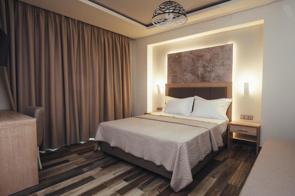 アストリスにあるPsili Ammos Seaside Luxury Roomsのホテルルーム(白い枕付きのベッド付)