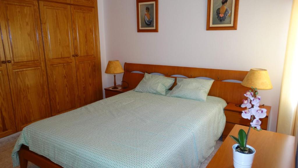 TamadusteにあるVivienda Vacacional "La Sanjora"のベッドルーム1室(ベッド1台、ランプ2つ付きのテーブル付)