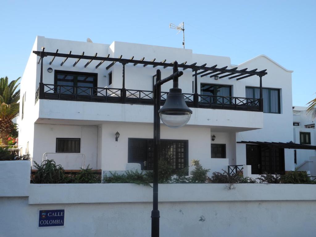 a street light in front of a white building at Apartamentos Colombia Ap 5 in Puerto del Carmen