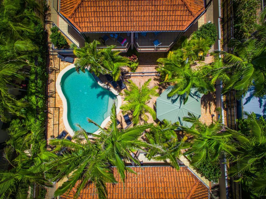 an overhead view of a resort with a pool and palm trees at Beaches Apartments Byron Bay in Byron Bay