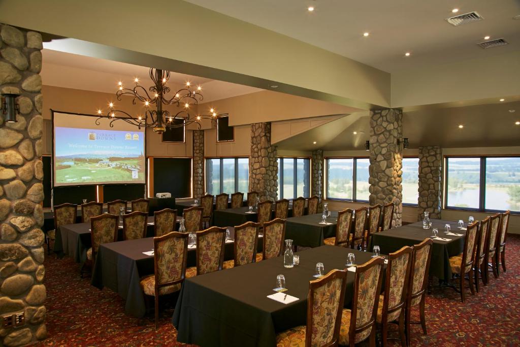 Restaurace v ubytování Fable Terrace Downs Resort by MGallery