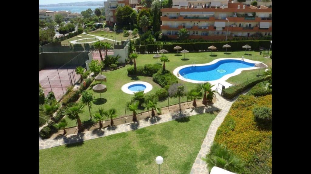 einen Luftblick auf ein Resort mit einem Pool in der Unterkunft Real Torrequebrada in Benalmádena