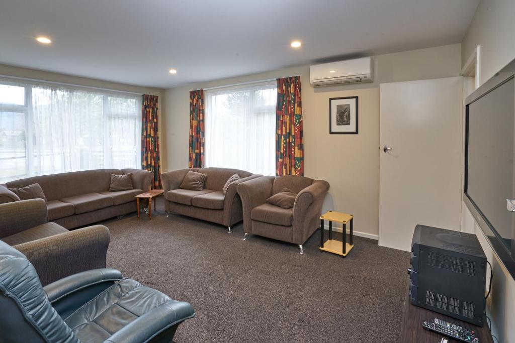 Posezení v ubytování Accommodation Fiordland -The Three Bedroom House at 226A Milford Road