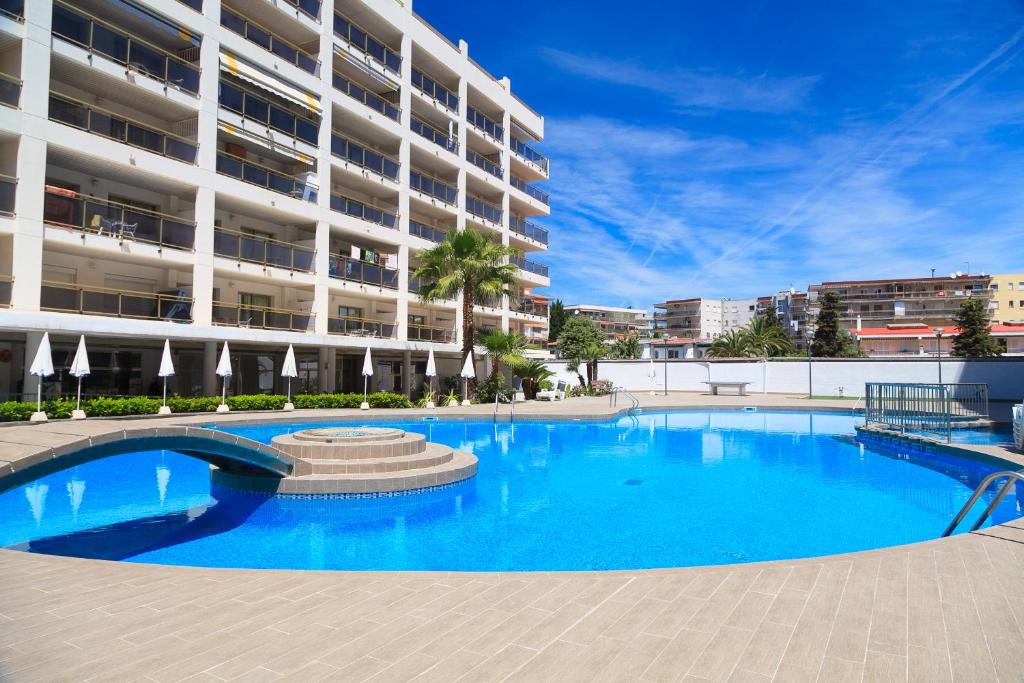 einem großen Pool vor einem Gebäude in der Unterkunft UHC Michelangelo Apartments in Salou