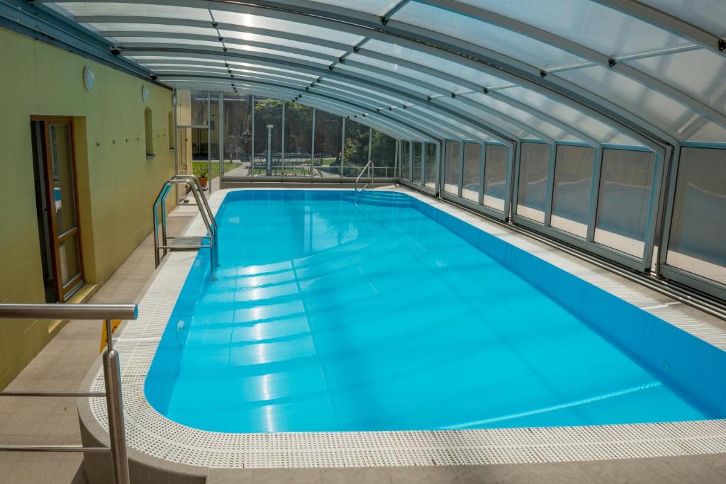 una gran piscina dentro de un edificio en Relax Hotel Stork en Lednice