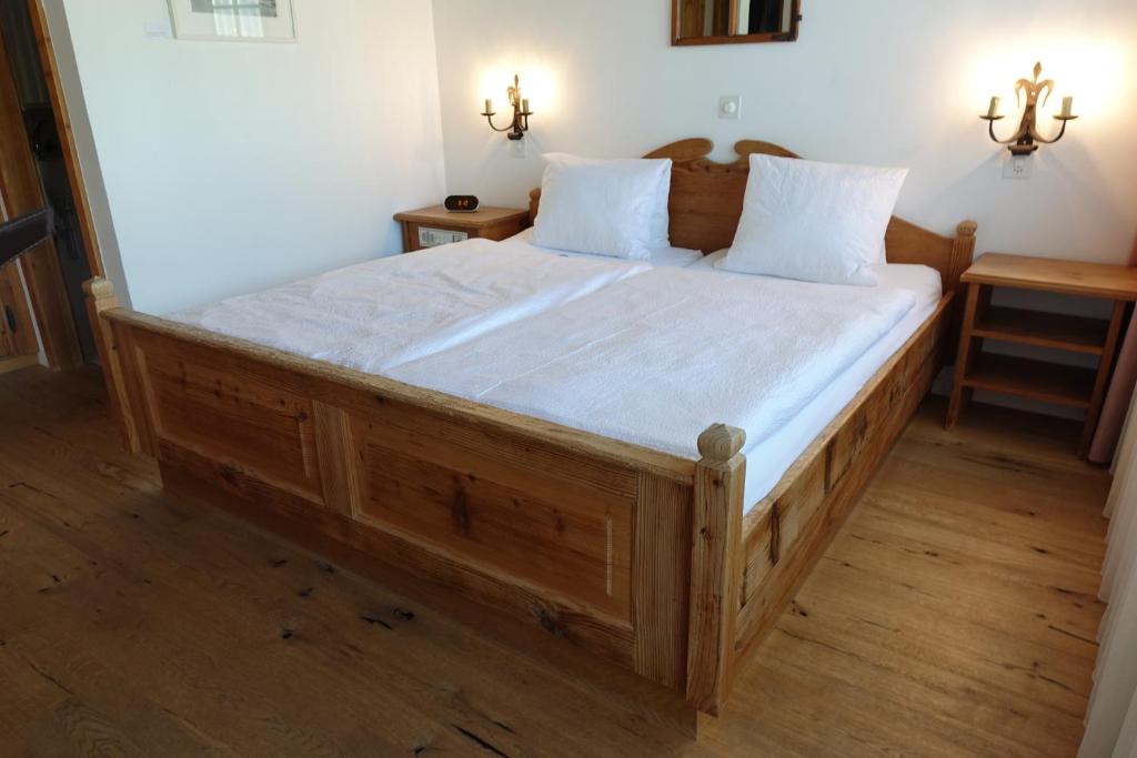 Postel nebo postele na pokoji v ubytování Hotel Restaurant Chesa