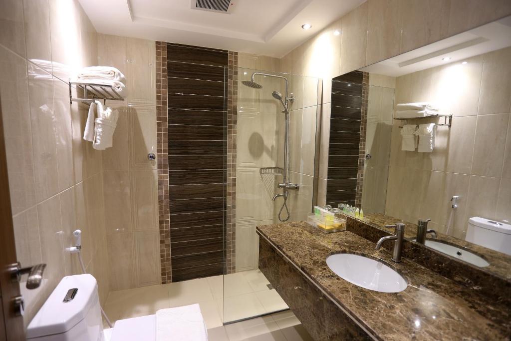 Et badeværelse på Arjaan Altakhassusi Hotel Suites