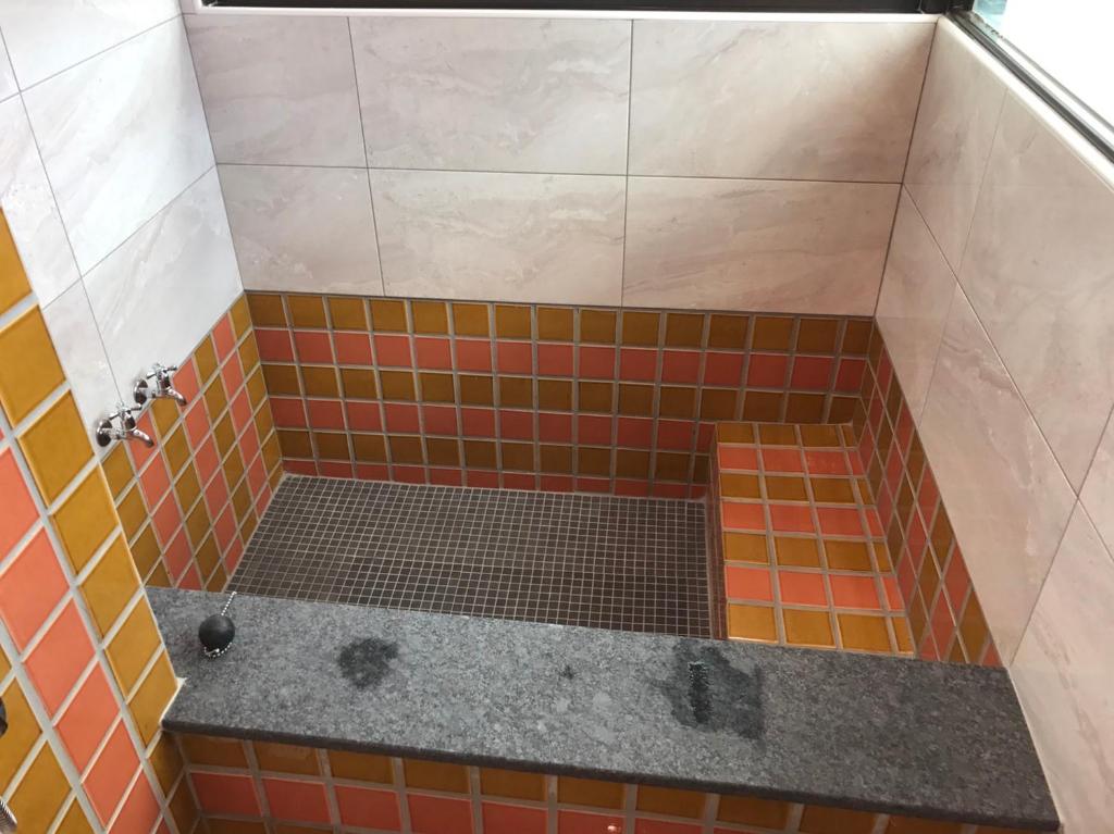 Koupelna v ubytování Ruo Shui Hotspring Hotel