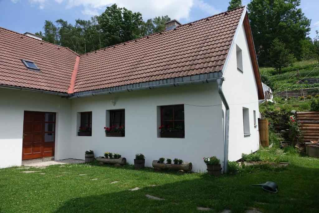 biały dom z czerwonym dachem w obiekcie Agroturistika Malá Morávka w mieście Malá Morávka