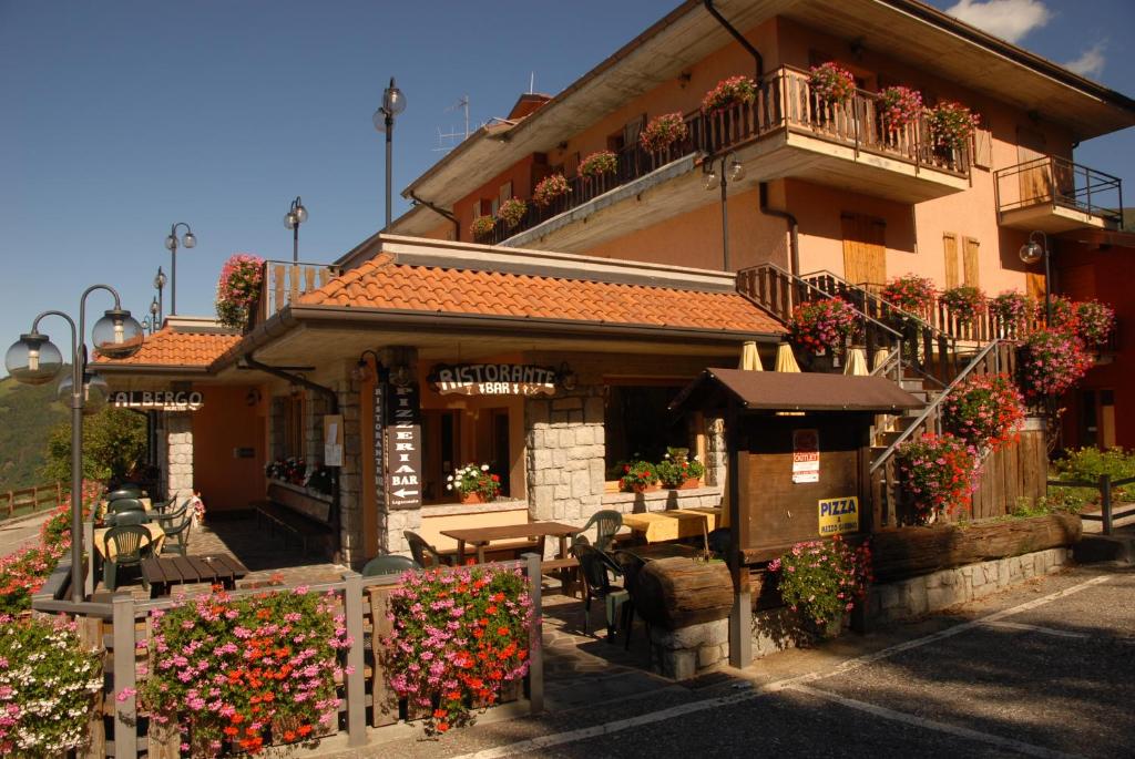 um edifício com flores em frente em Albergo Legazzuolo Montecampione em Artogne