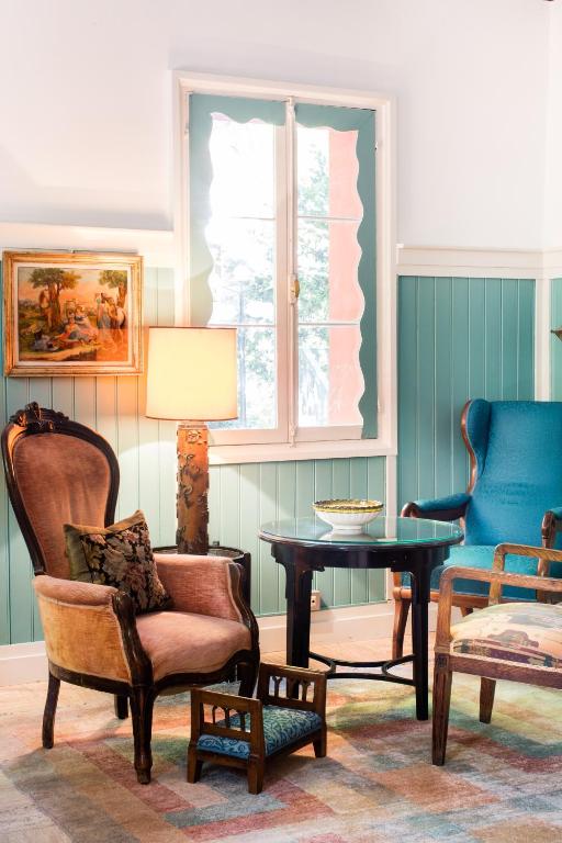 a room with chairs and a table and a window at Residenza d'Epoca Albergo Quattro Fontane in Venice-Lido