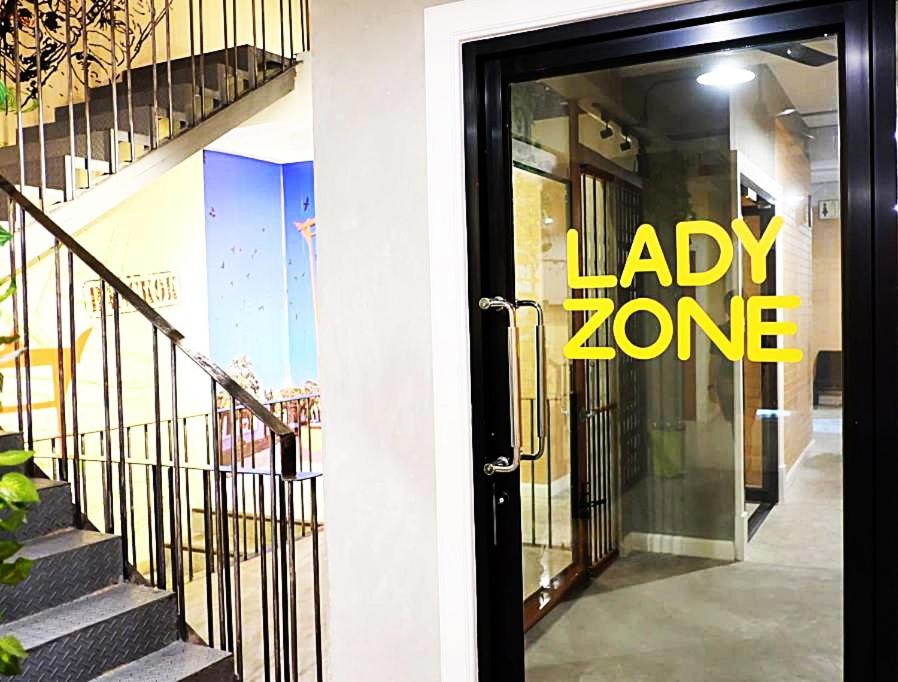 Una porta nera con un cartello "Lady Zone" di Bed@Town Hostel a Bangkok