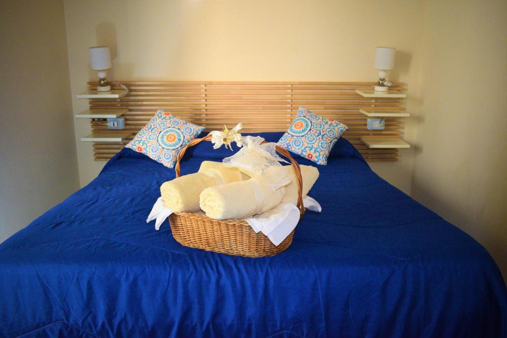 un letto con lenzuola blu e asciugamani sopra di La perla marina a Vietri