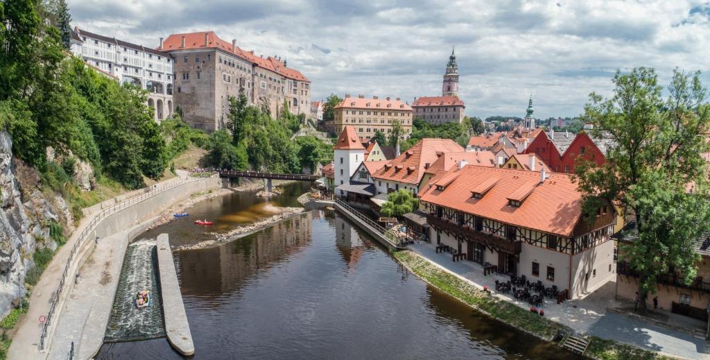 vista para um rio numa cidade com edifícios em Garni hotel Castle Bridge em Cesky Krumlov