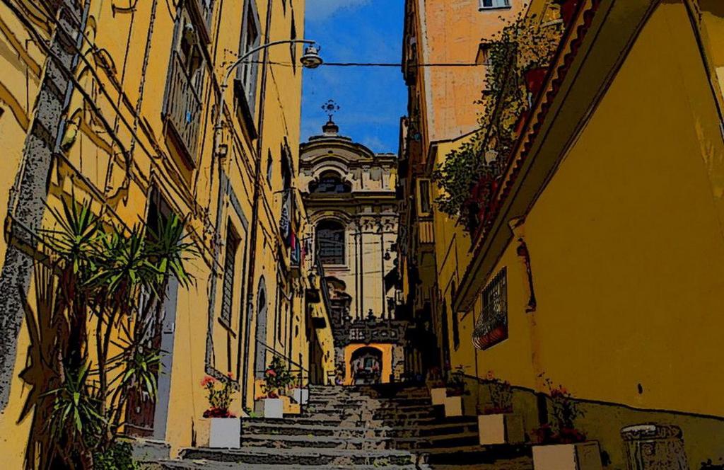 un callejón con escaleras que conduce a un edificio en Casa San Marcellino en Nápoles
