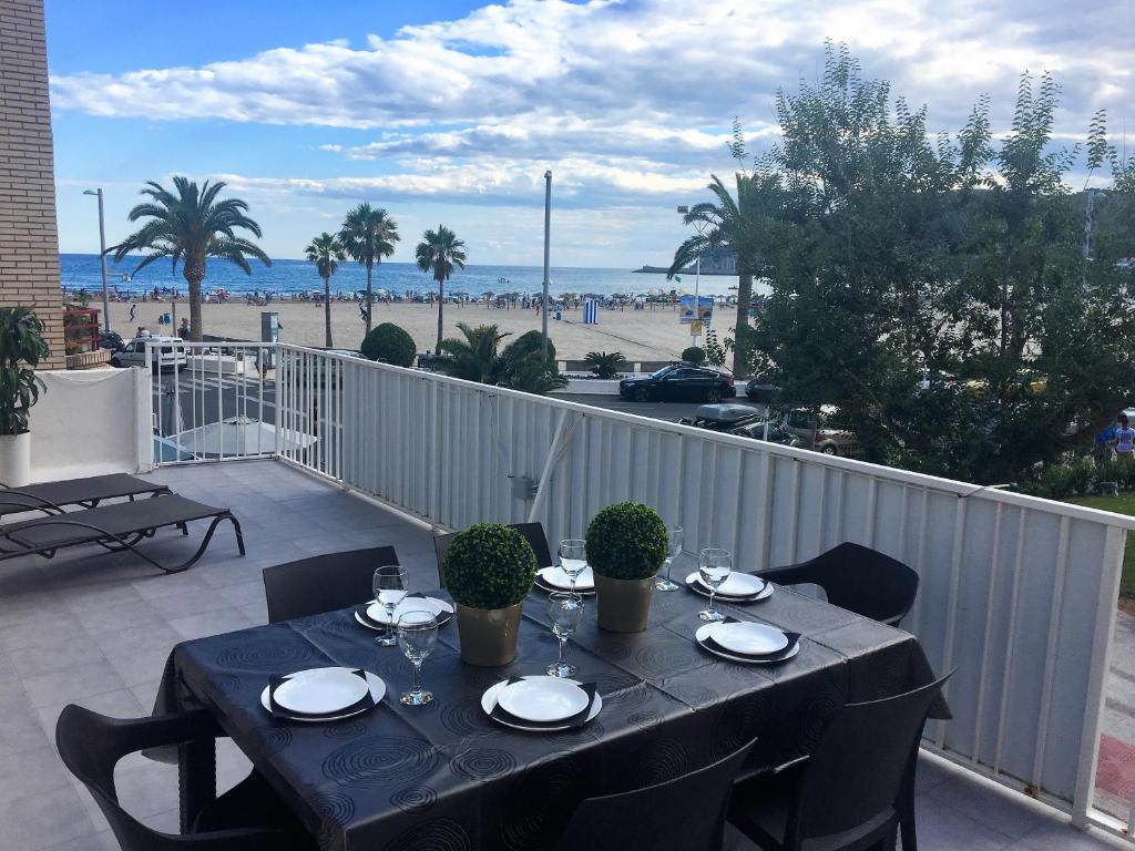 - une table sur un balcon avec vue sur la plage dans l'établissement Apartamento Cocoa, à Oropesa del Mar